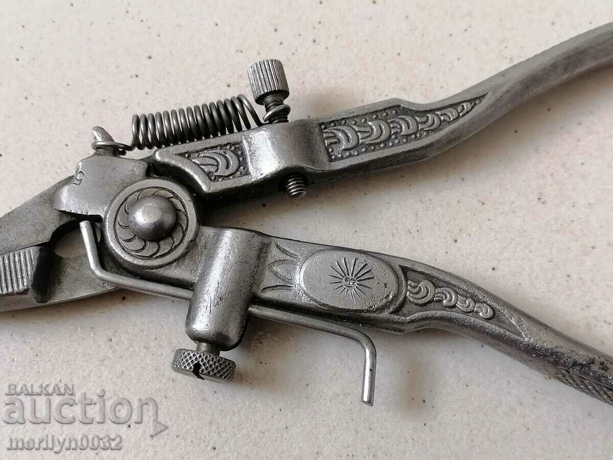 Delivery of Old chappy-type pliers, a tool, serrated Delivery of Old chappy-type pliers, a tool, serrated