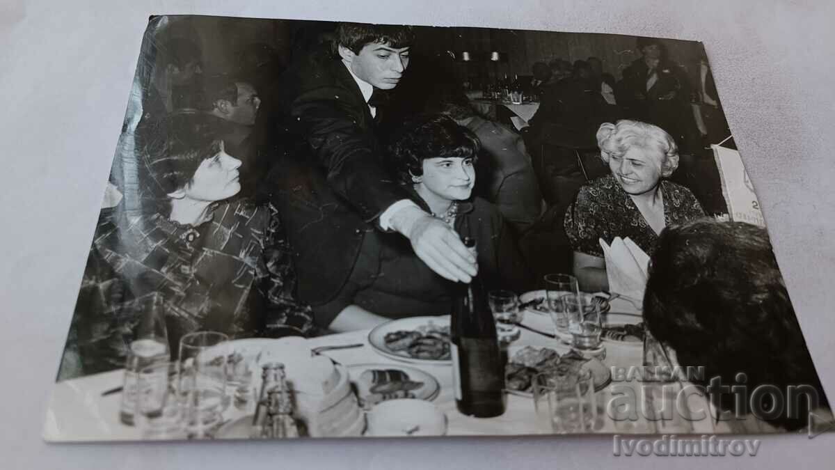 Foto Femei la o masă de restaurant 1982