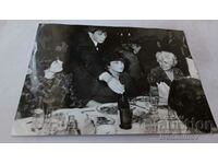 Φωτογραφία Γυναίκες σε τραπέζι εστιατορίου 1982