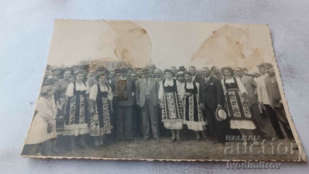 Снимка Офицери мъже и жени с народ ниносии