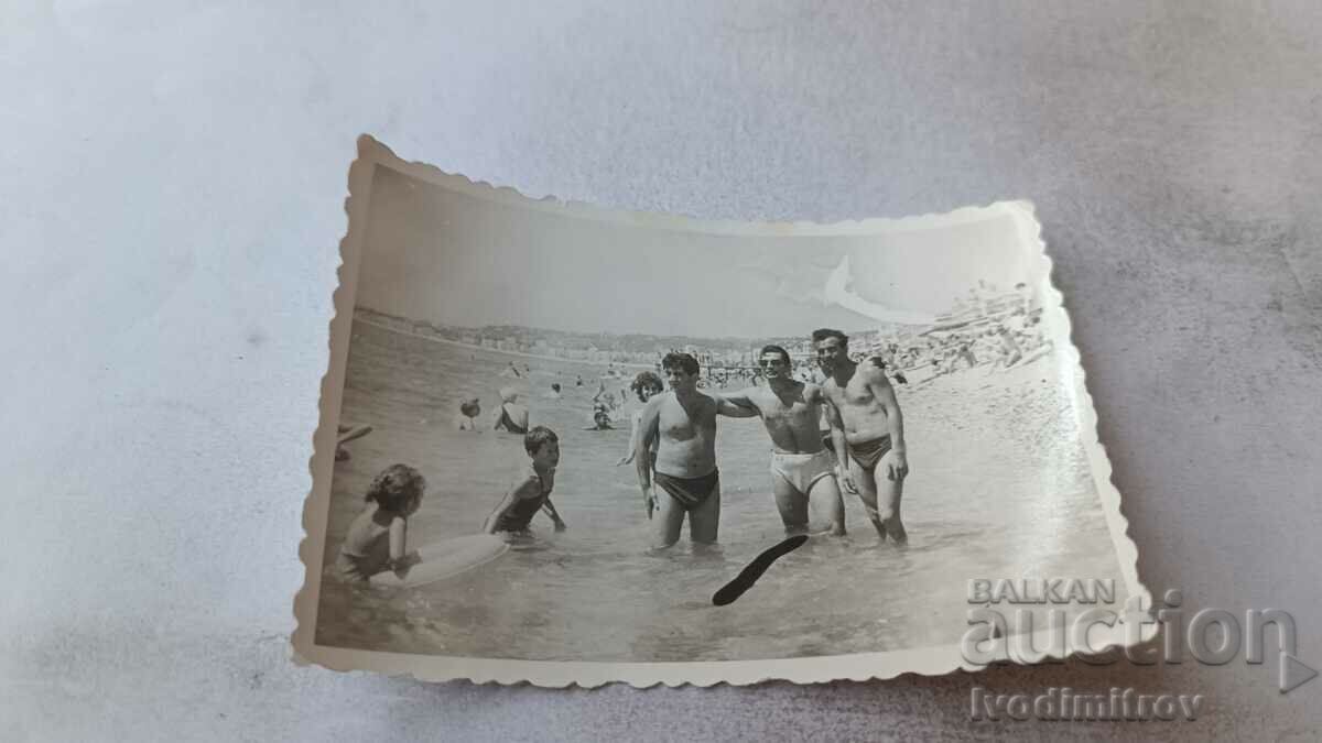 Φωτογραφία Τρεις άντρες στην παραλία