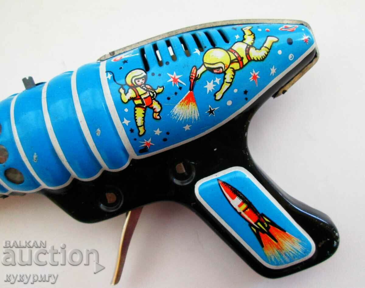 Old space gun tinplate mechanical space toy with price 50.00 BGN | € 25.56 Old space gun tinplate mechanical space toy with price 50.00 BGN | € 25.56