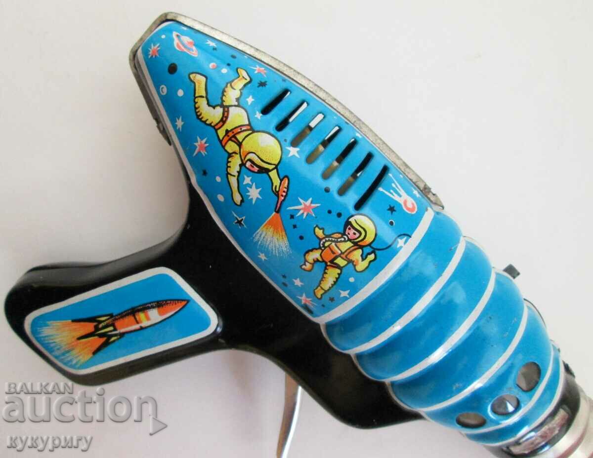 Auction Old space gun tinplate mechanical space toy Auction Old space gun tinplate mechanical space toy