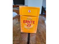 O cutie veche de țigări Ernte 23