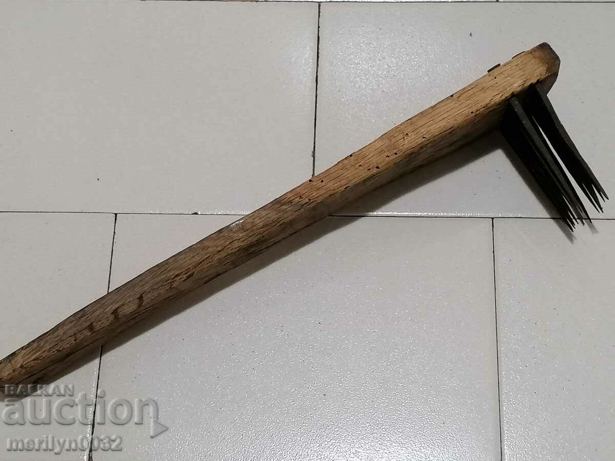 Vechiul dakar, care era o sculptură primitivă cu preț 49.00 BGN | € 25.05