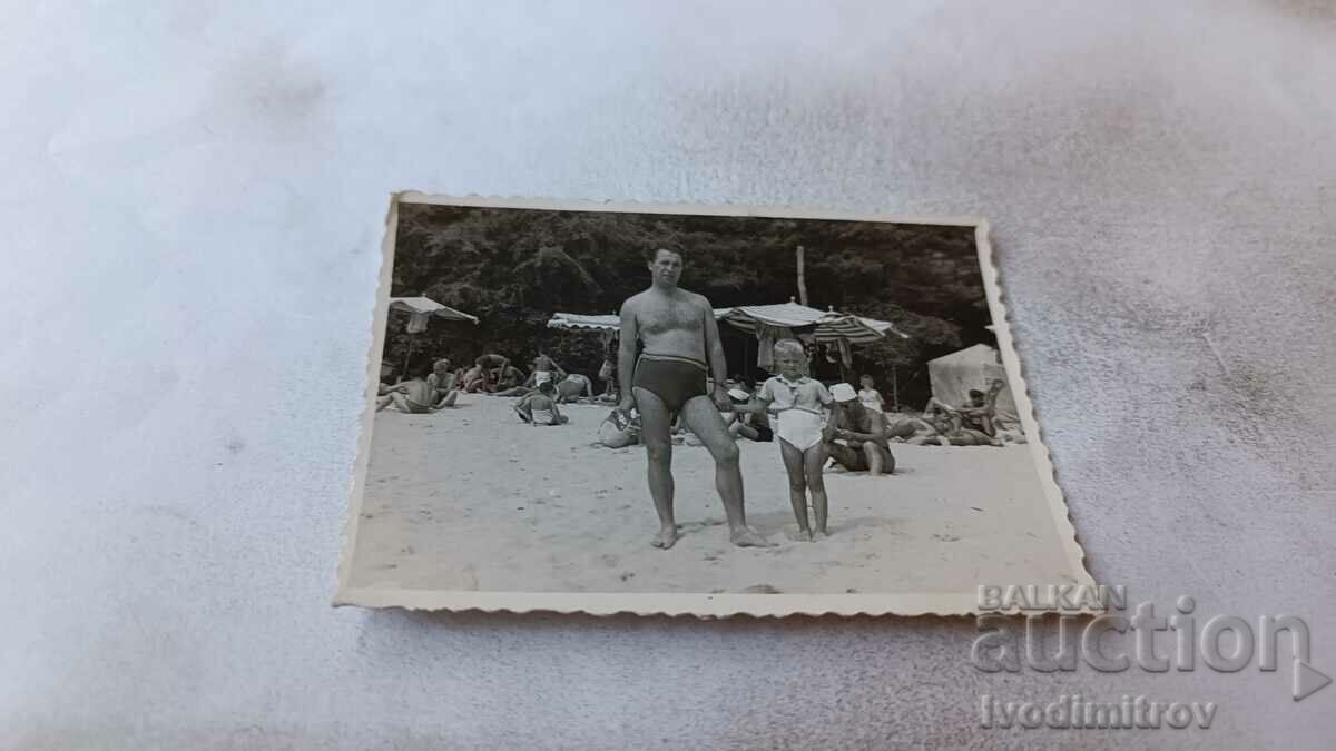 Снимка Мъж и малко момченце на плажа