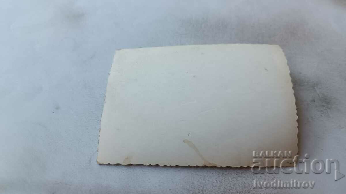 Φωτογραφία Τρεις άντρες και ένα αγόρι στην παραλία με τιμή 2.45 BGN | € 1.25 Φωτογραφία Τρεις άντρες και ένα αγόρι στην παραλία με τιμή 2.45 BGN | € 1.25