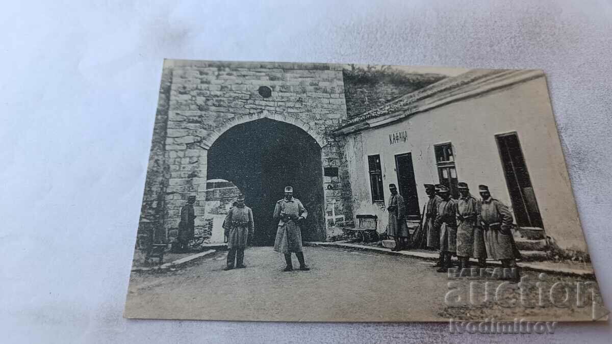 Postcard Belgrad Officers and soldiers in front of the Tavern
