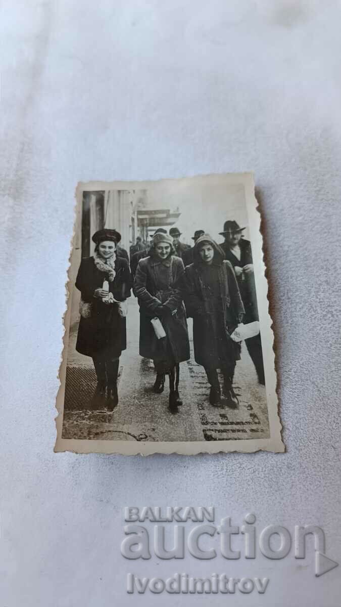 Снимка София Три жени в зимни палта на разходка