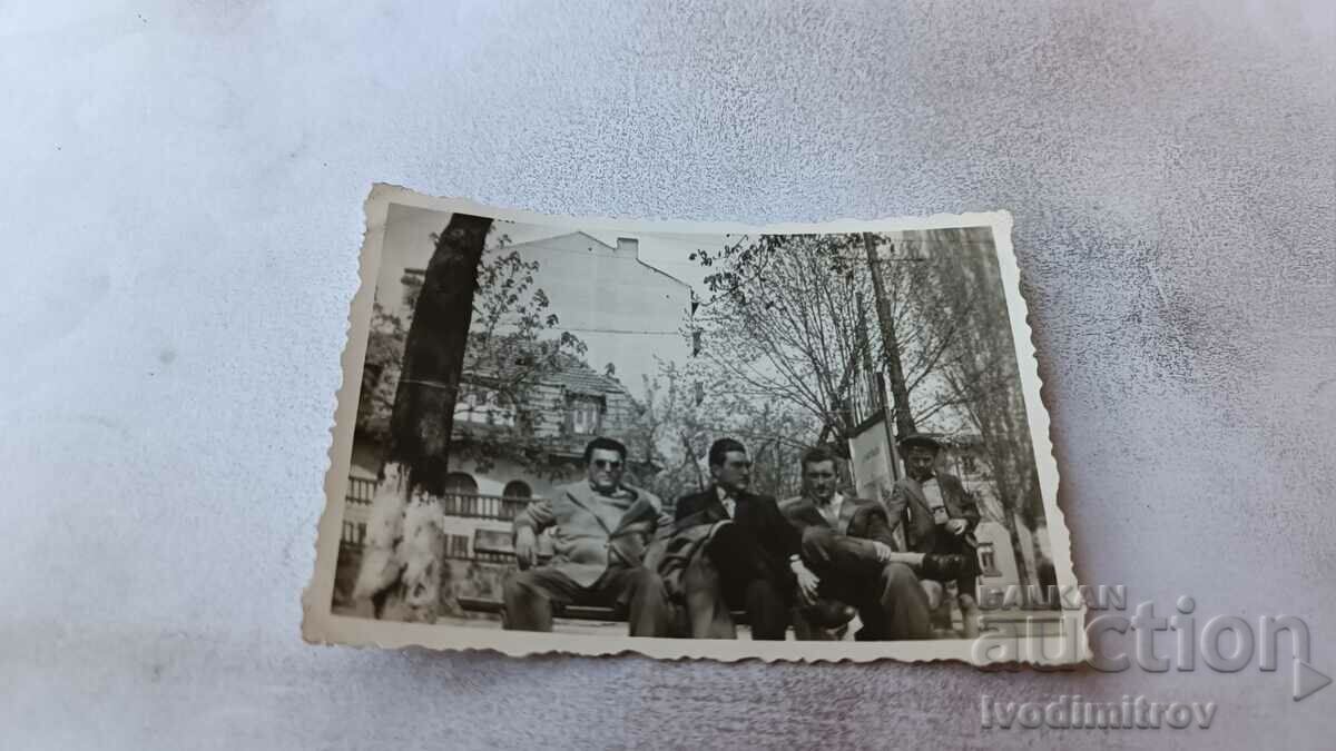 Φωτογραφία Σοφία Τρεις άντρες και ένα αγόρι σε ένα παγκάκι