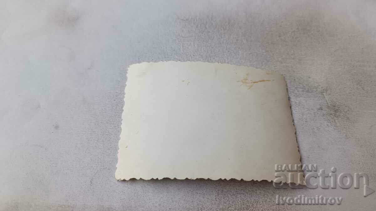 Φωτογραφία Δύο κορίτσια με τσέρκι στο πεζοδρόμιο με τιμή 1.35 BGN | € 0.69 Φωτογραφία Δύο κορίτσια με τσέρκι στο πεζοδρόμιο με τιμή 1.35 BGN | € 0.69