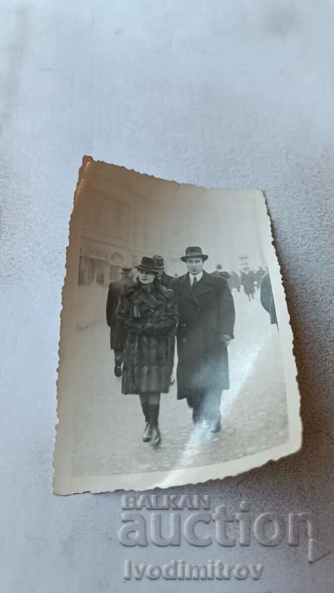 Снимка София Мъж и жена в зимни палта на разходка
