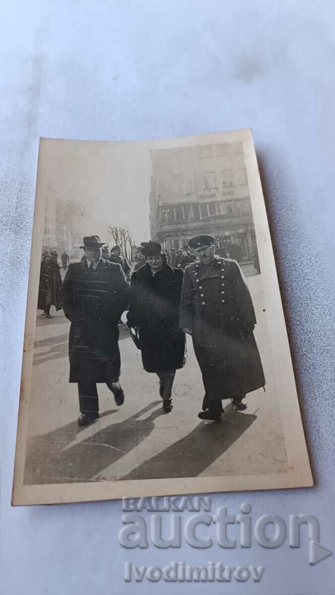 Снимка София Офицер мъж и жени на разходка пред Съд. палата