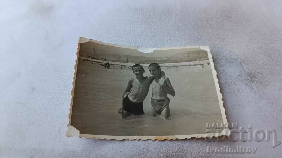 Снимка Балчик Две момчета на брега на морето 1958