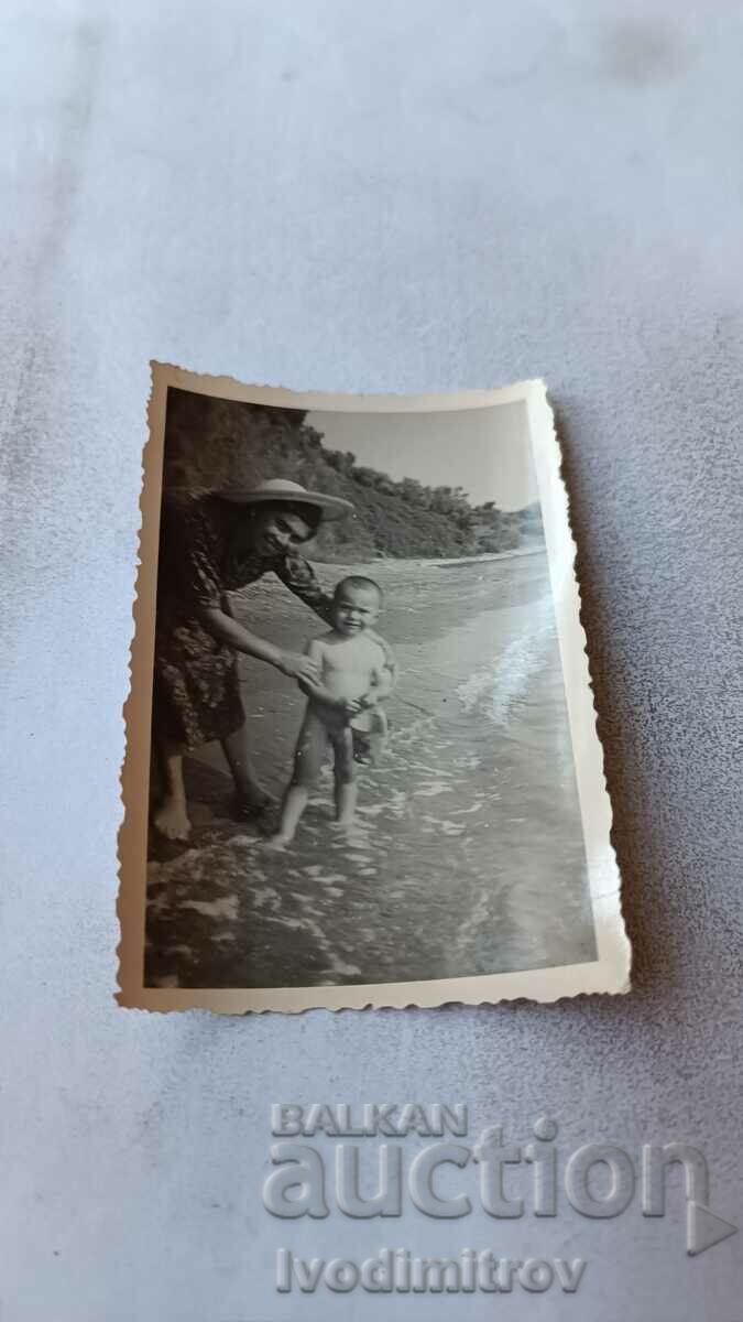 Снимка Жена и малко момченце на брега на морето