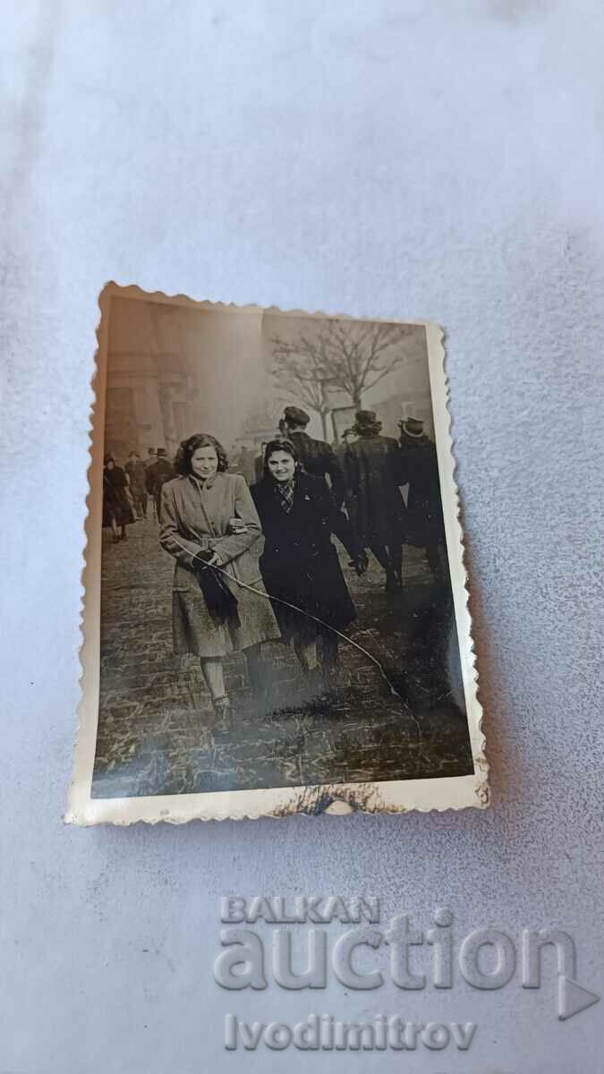 Снимка София Две млади жени на разходка 1943