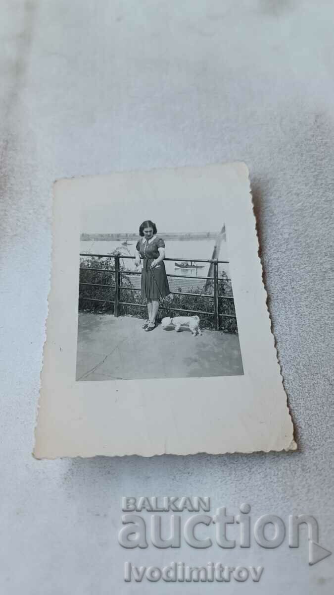 Photo Young woman with a white poodle