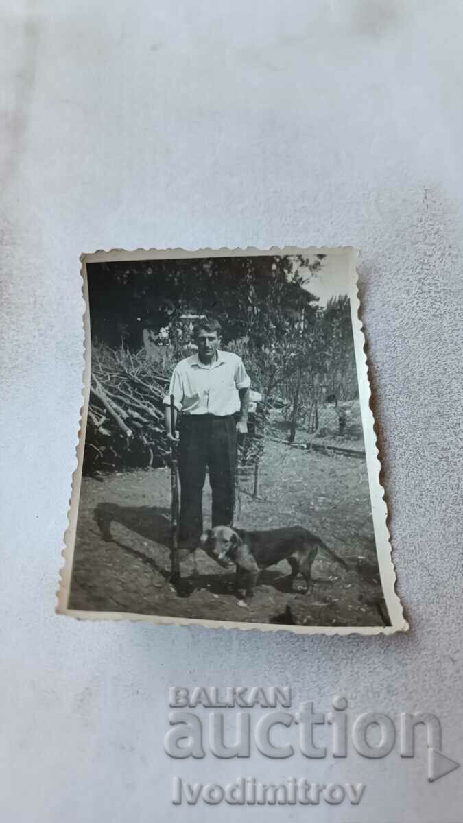 Photo Man with a rifle and a hunting dog
