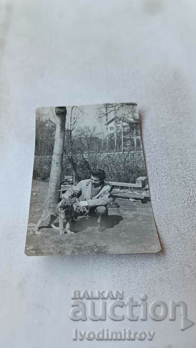 Снимка Мъж с куче вълча порода