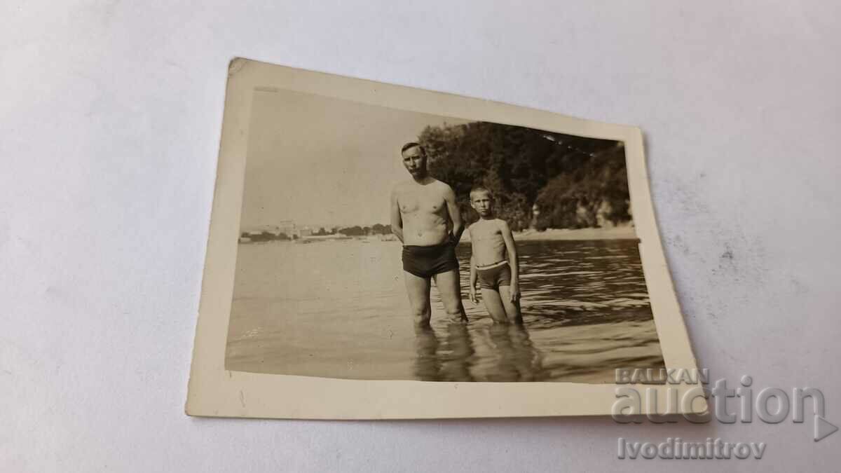 Foto Bărbat și băiat pe plajă