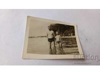 Φωτογραφία Άνδρας και αγόρι στην παραλία