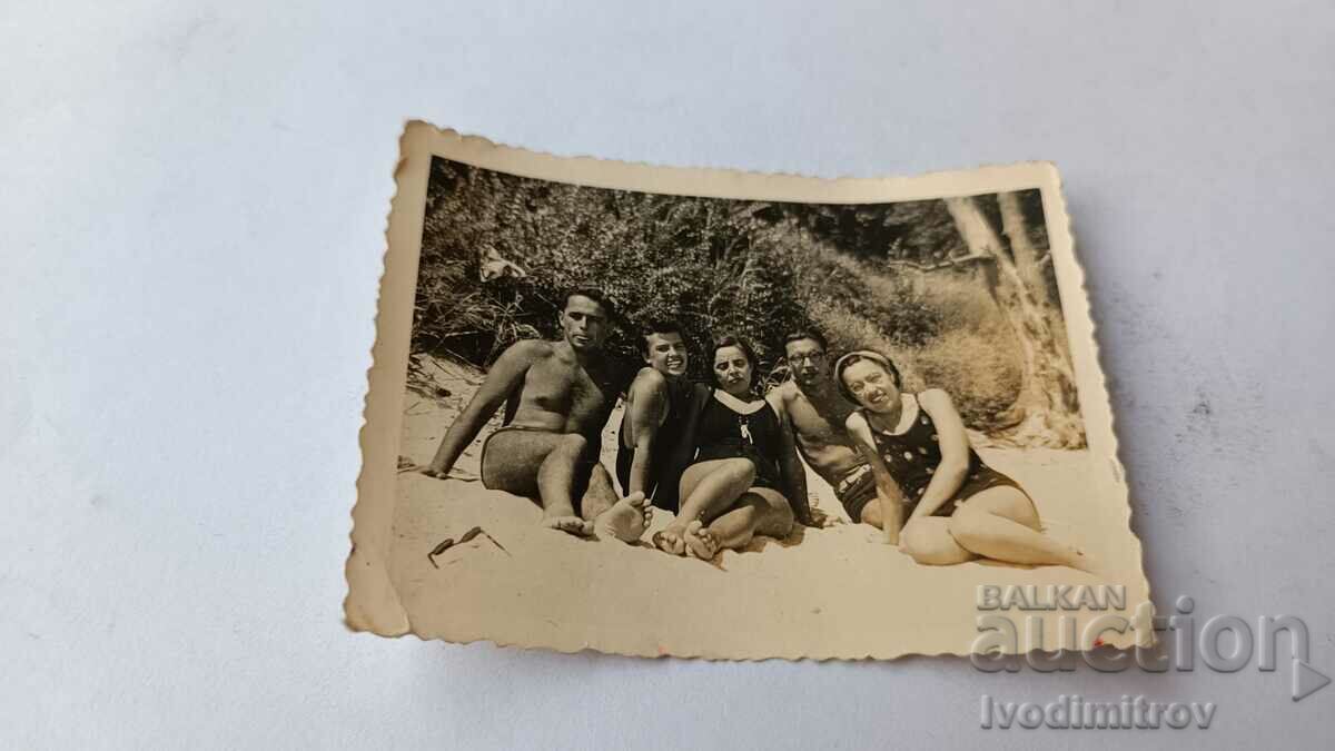 Fotografie Tineri și femei pe plajă 1940