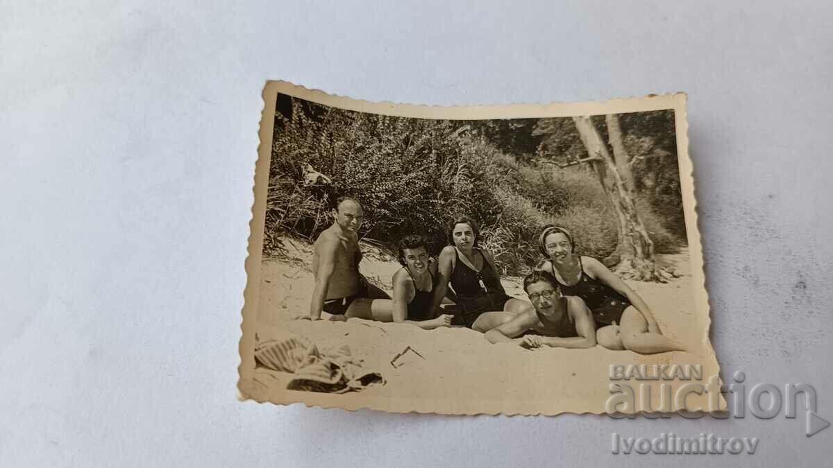 Снимка Младежи и девойки на плажа