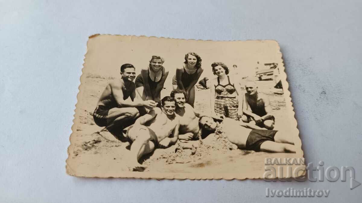 Φωτογραφία Μπουργκάς Νέοι και κορίτσια στην παραλία 1941