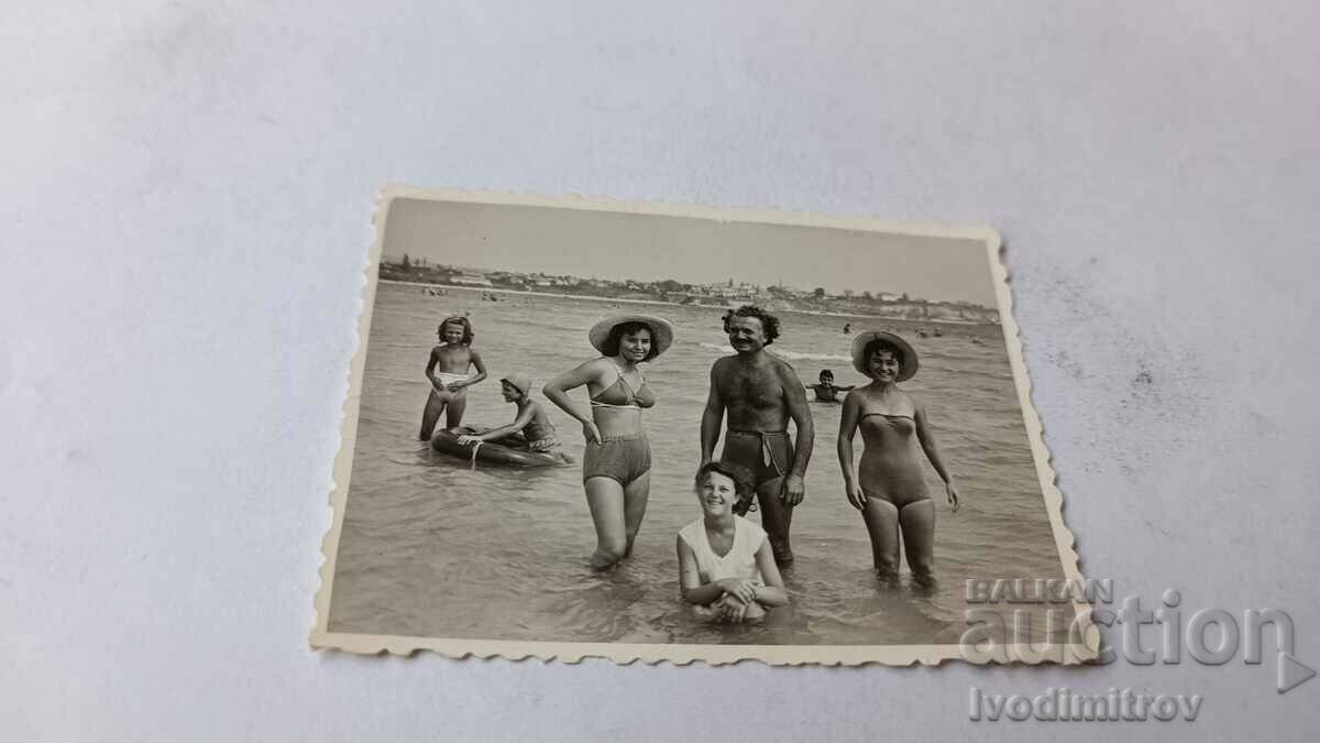 Fotografie Un bărbat, două femei și o fată pe plajă