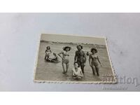 Fotografie Un bărbat, două femei și o fată pe plajă