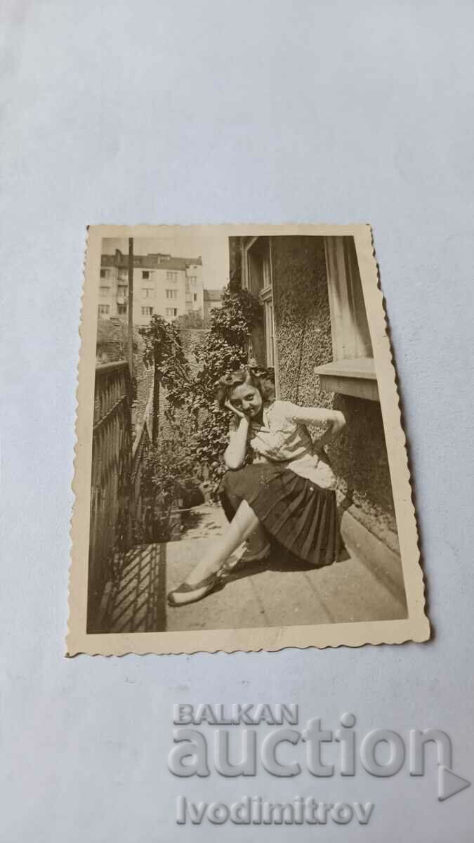 Φωτογραφία Σοφία Ένα νεαρό κορίτσι κοντά σε ένα σπίτι