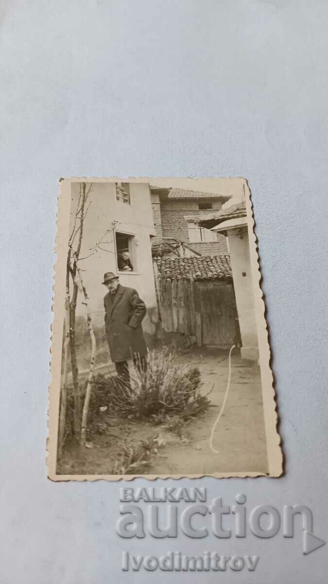 Φωτογραφία Σοφία Ένας άντρας στην αυλή του σπιτιού του