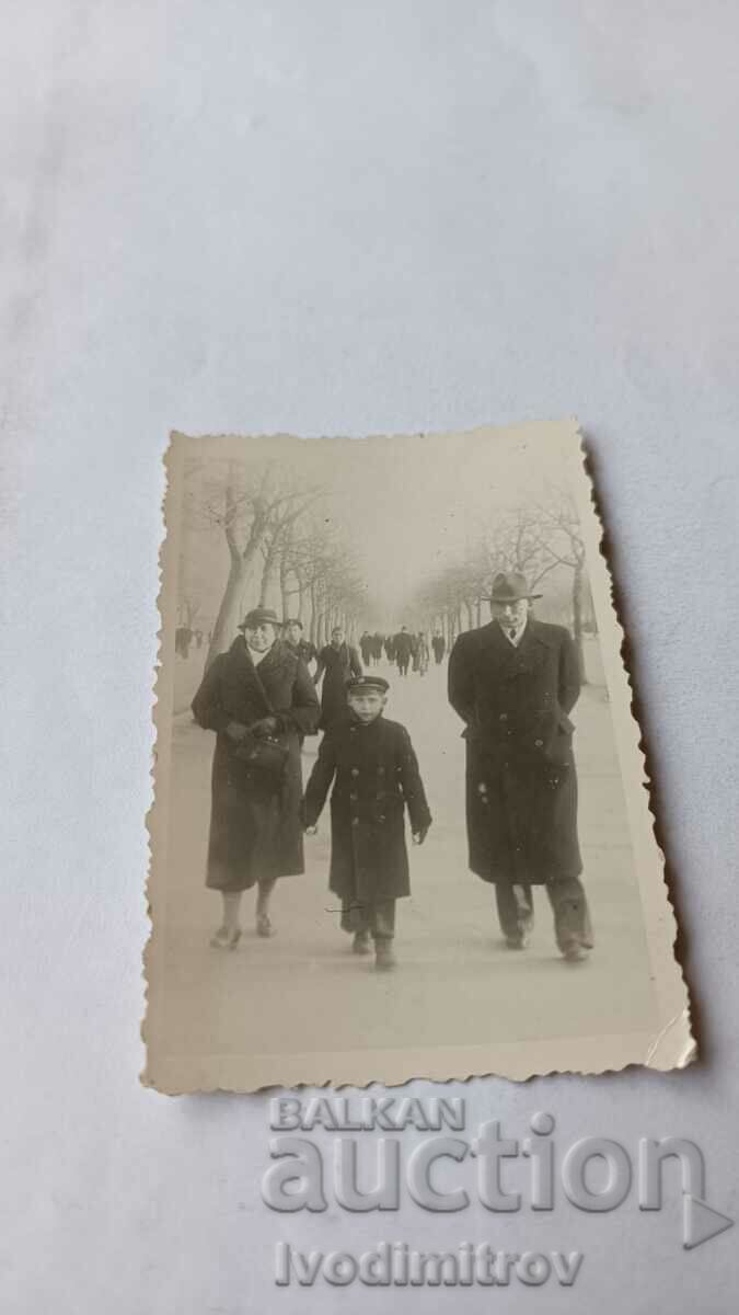 Снимка София Мъж жена и момче на разходка през зимата