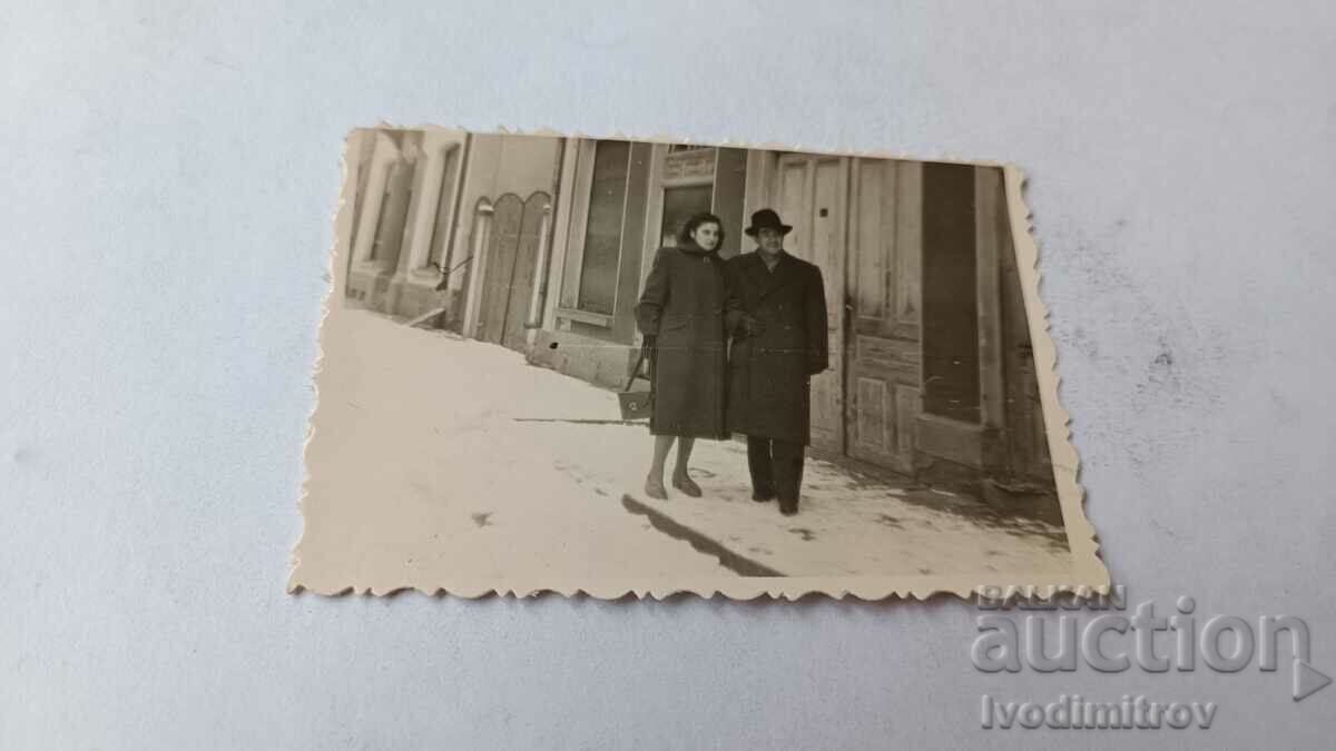 Φωτογραφία Σοφία Ένας άντρας και μια γυναίκα με χειμωνιάτικα παλτά στο πεζοδρόμιο