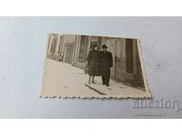 Φωτογραφία Σοφία Ένας άντρας και μια γυναίκα με χειμωνιάτικα παλτά στο πεζοδρόμιο