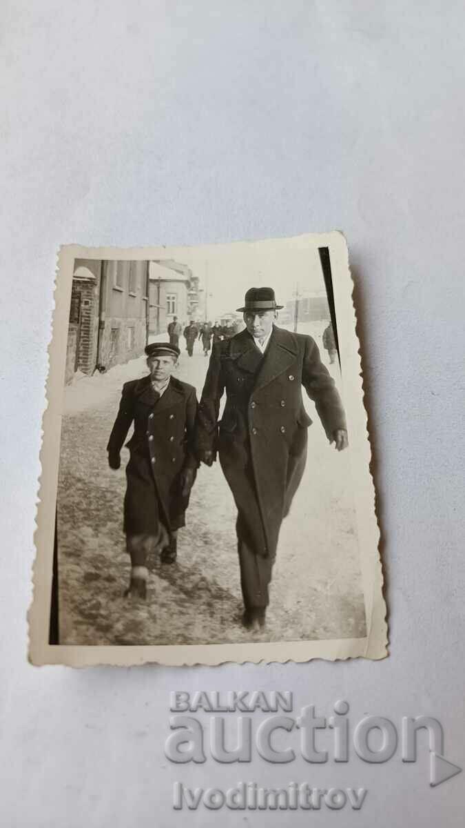 Φωτογραφία Σοφία Ένας άντρας και ένα αγόρι με χειμωνιάτικα παλτά σε μια βόλτα