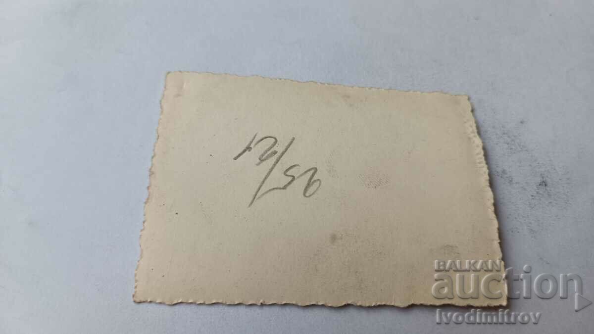 Fotografie Sofia Un bărbat și o fată tânără în fața Automobului de Stat. linii cu preț 2.65 BGN | € 1.35 Fotografie Sofia Un bărbat și o fată tânără în fața Automobului de Stat. linii cu preț 2.65 BGN | € 1.35