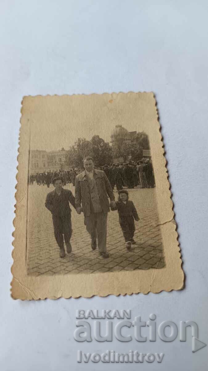 Φωτογραφία Σοφία Ένας άντρας, ένα αγόρι και ένα κορίτσι σε μια βόλτα