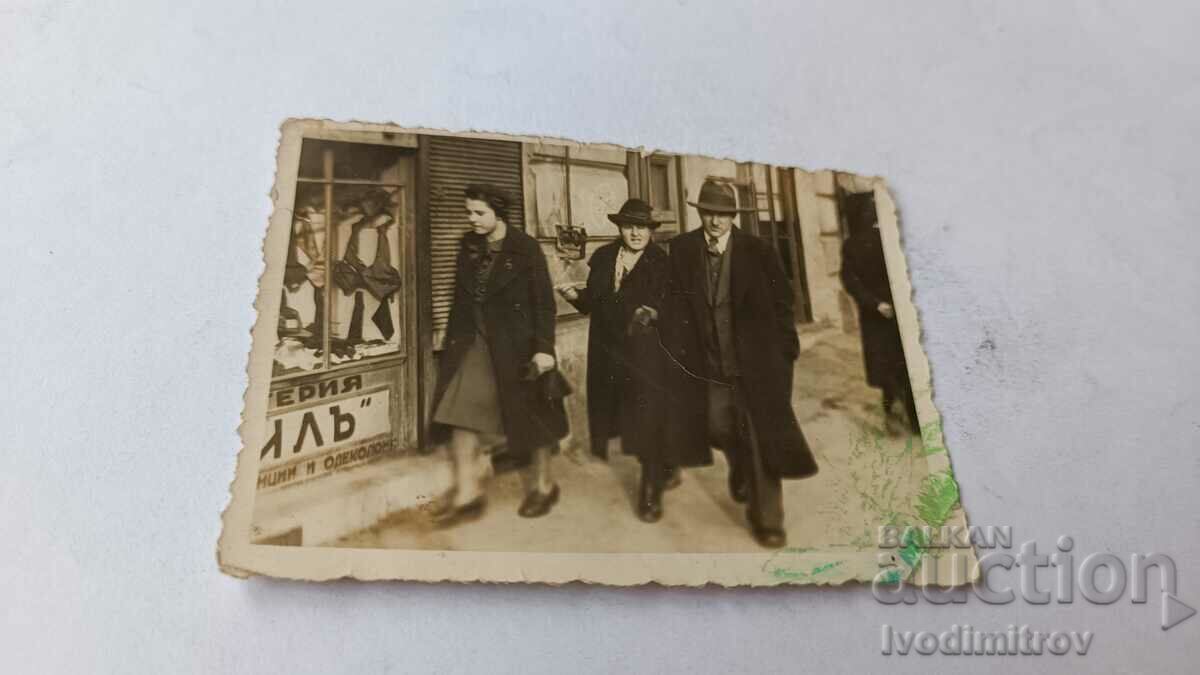 Снимка София Мъж и две жени покрай КИНКАЛЕРИЯ