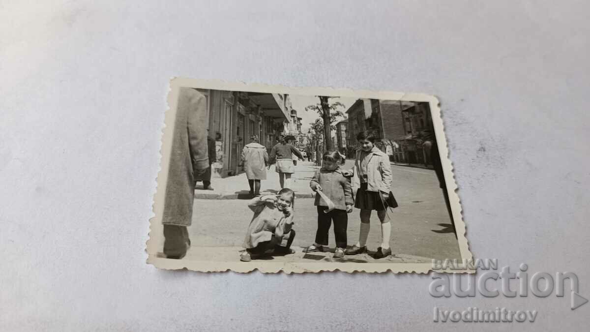 Photo Sofia Three girls on the street 1962