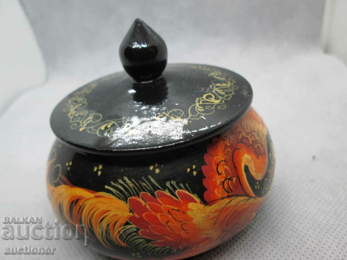 Auction  RUSSIAN HAND PAINTED RUSSIAN LAK-KHOHLOMA BOX