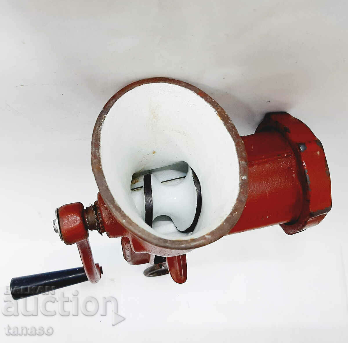 Delivery of Old Romanian cast iron meat grinder (7.5)