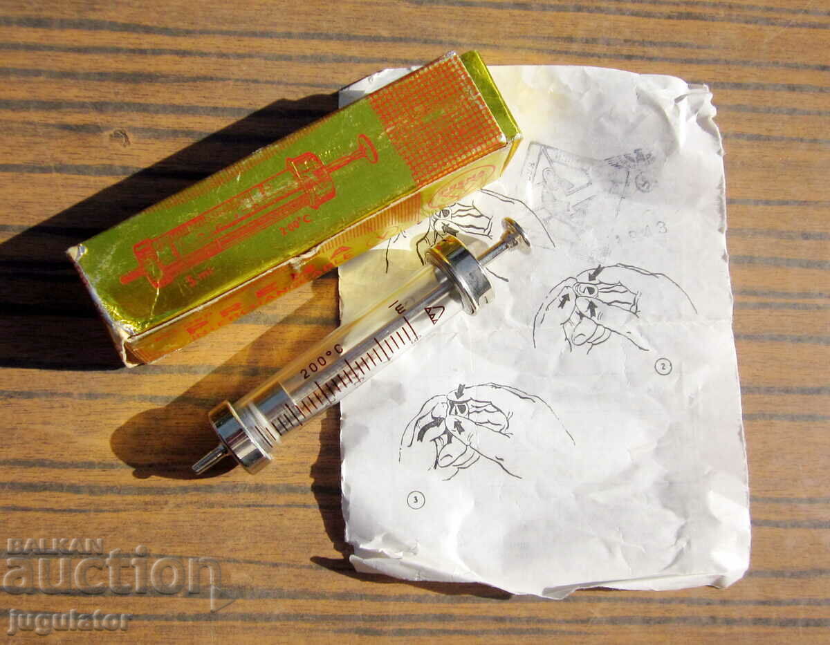 seringă veche din sticlă germană nefolosită cu cutie