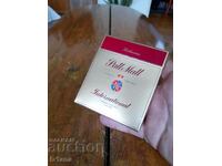 O veche cutie de țigări Pall Mall