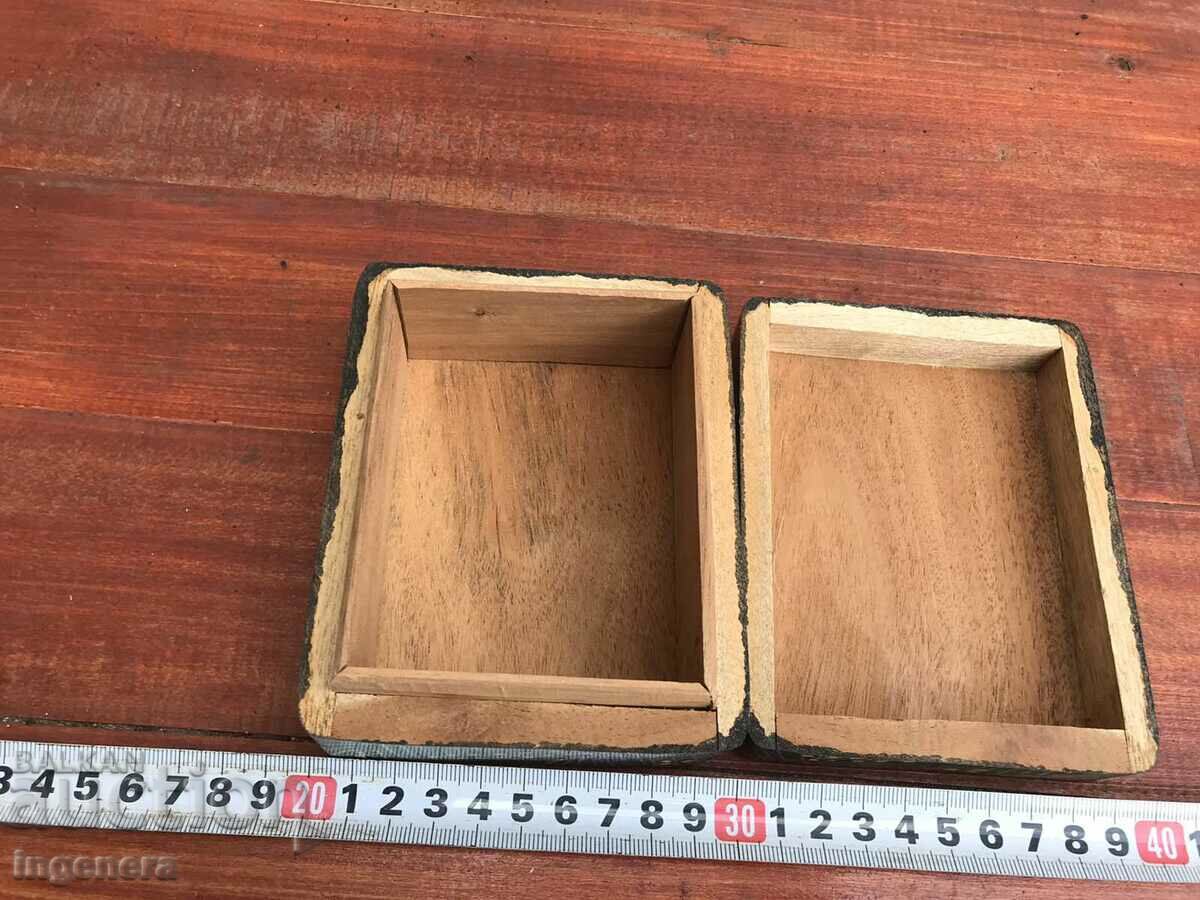 Auction  BOX PAINTED COLORED WOOD