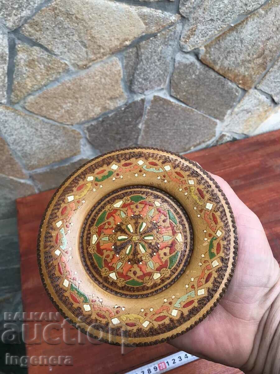 Auction PLATE SATURATED DRAWING AND PYROGRAPHY WOOD-F160 MM Auction PLATE SATURATED DRAWING AND PYROGRAPHY WOOD-F160 MM