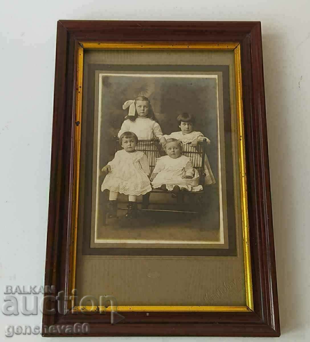 Licitație Fotografie veche înrămată, anii '20/'30, cu copii