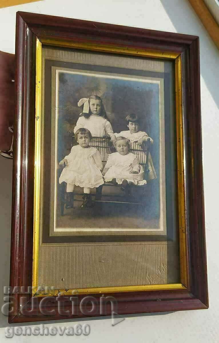 Παράδοση Μια πολύ παλιά φωτογραφία παιδιών με κορνίζα Παράδοση Μια πολύ παλιά φωτογραφία παιδιών με κορνίζα