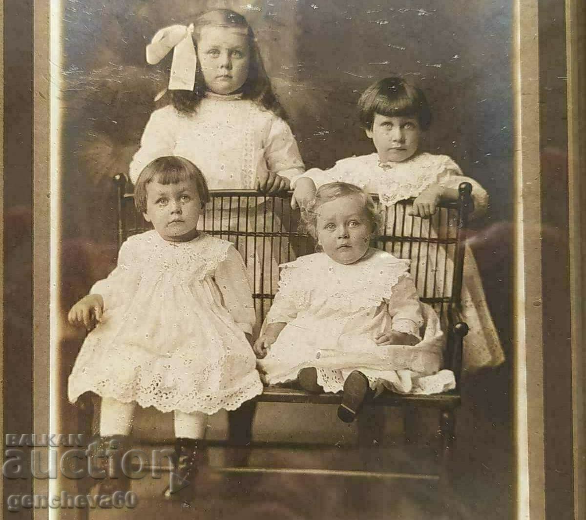 A very old framed photograph of children - 6