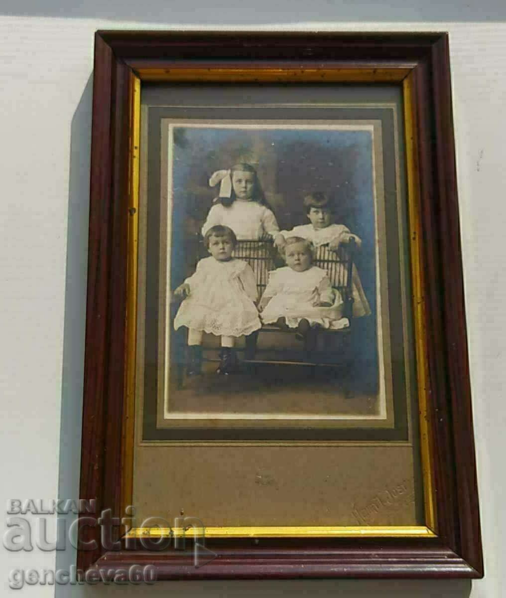 Fotografie veche înrămată, anii '20/'30, cu copii
